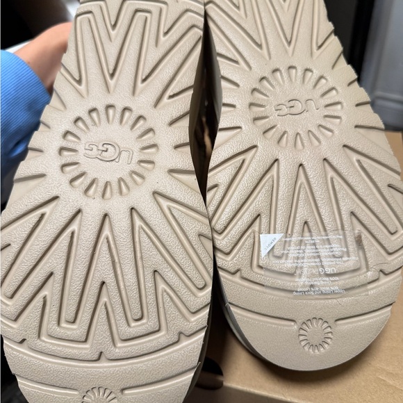 NEVER WORN UGG Cream Platform Ankle Boots - Picture 3 of 6